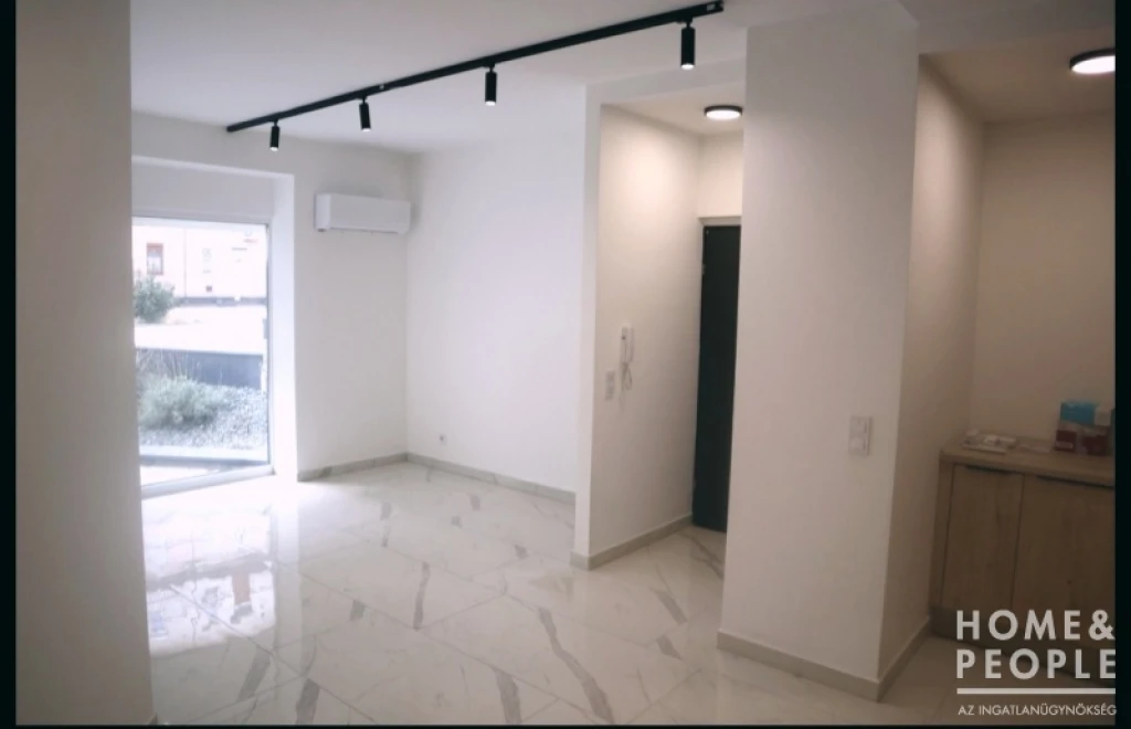 Belvárosban kertkapcsolatos lakás eladó