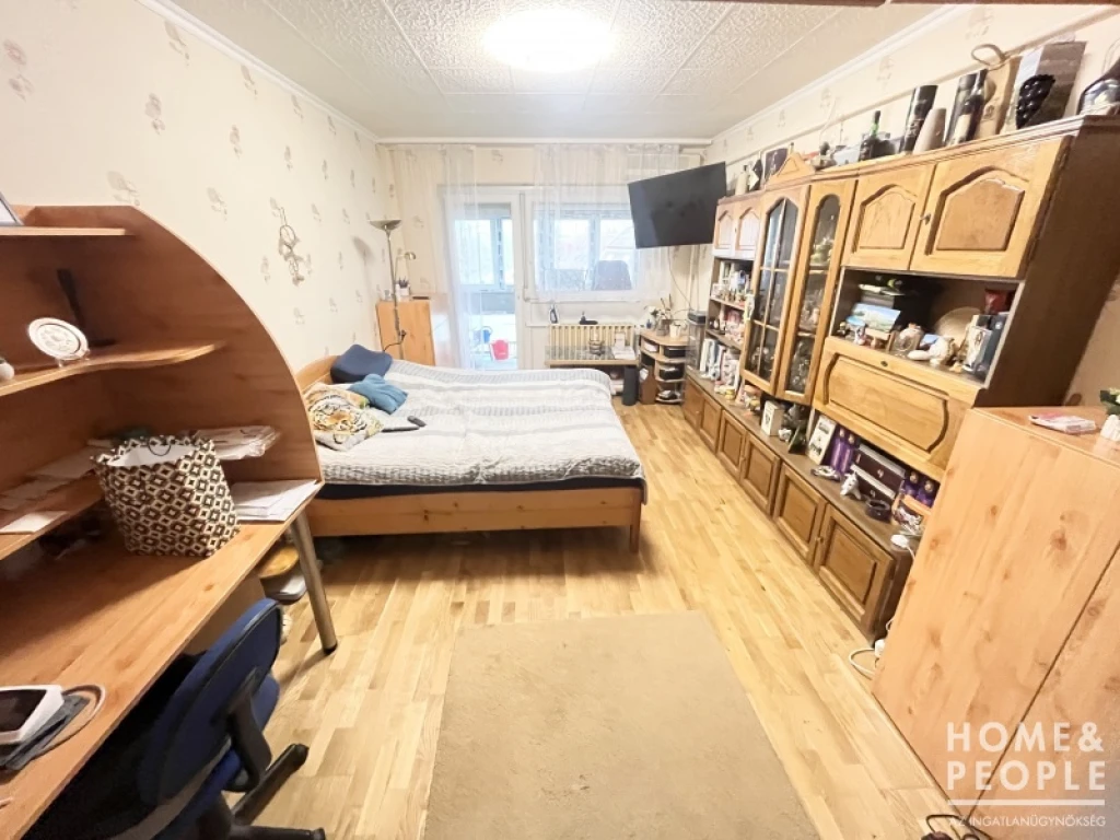 Eladó teljesen felújított lakás Szeged-Tarjánban!