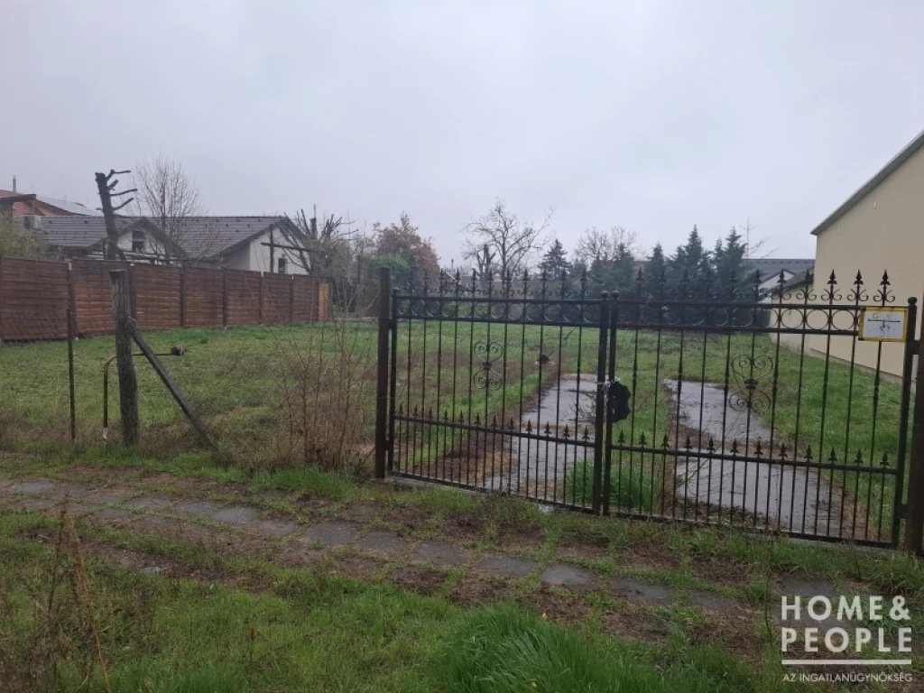 Szeged frekventált helyén telek eladó!