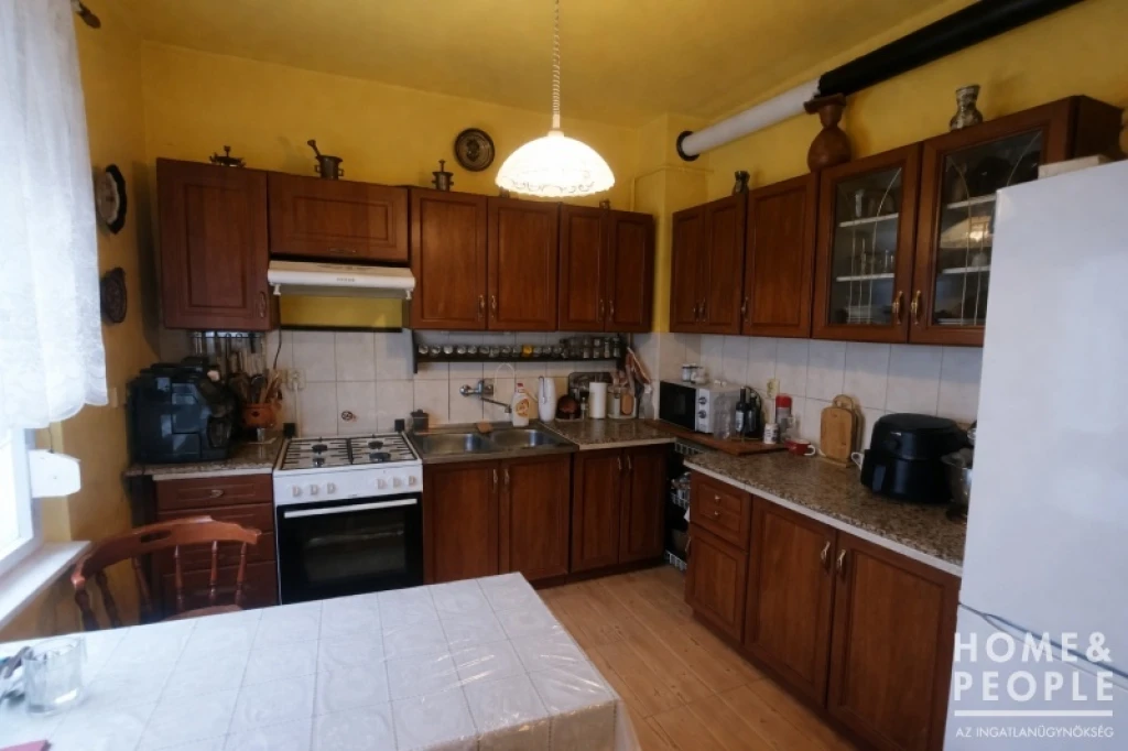 Kisteleken  tip-top kis tégla ház eladó!