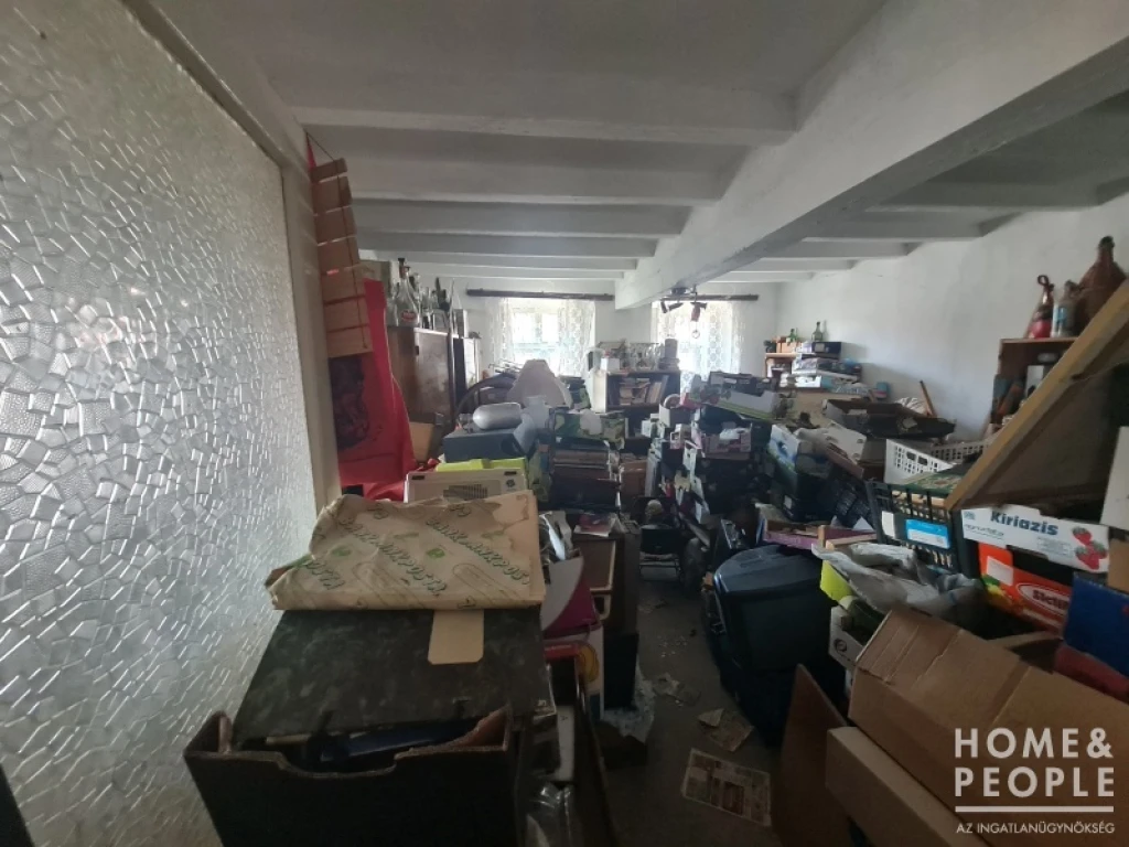 Családi ház, telek áron eladó!