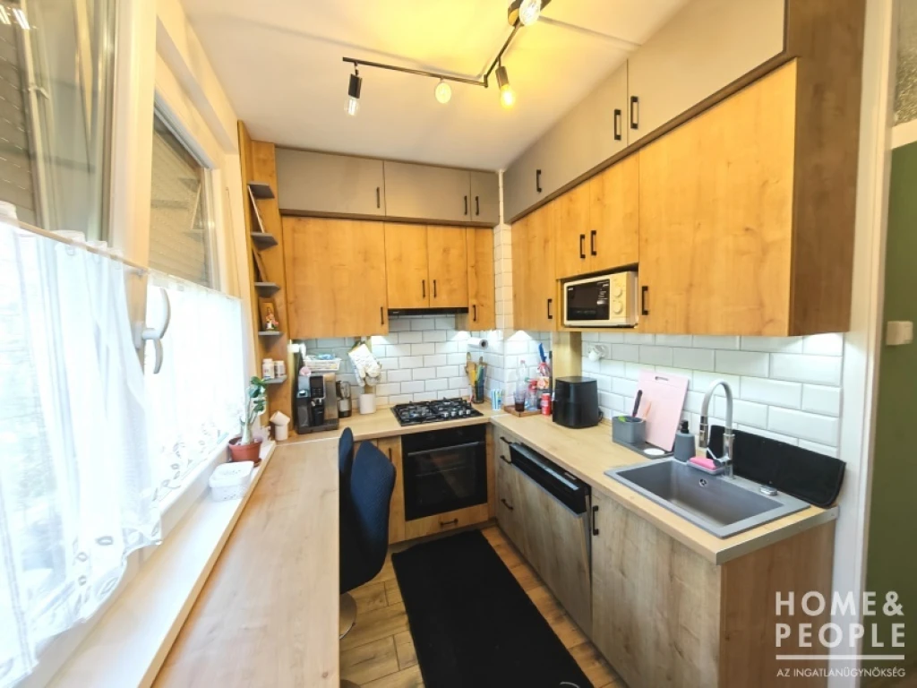 Felújított erkélyes lakás Tarjánban eladó