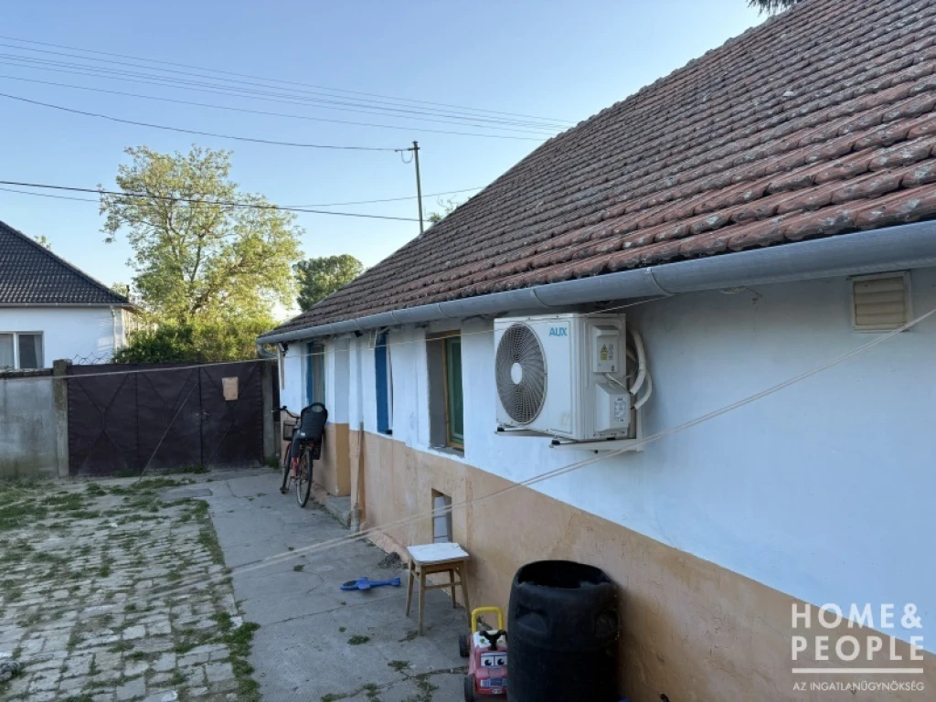 Kiszomboron eladó egy nagy telekkel rendelkező, 3 szobás családi fészek.