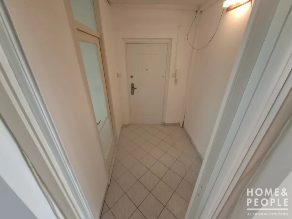 Szeged frekventált helyén lakás eladó!