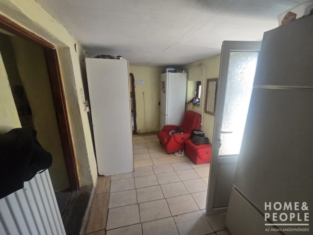 Eladó pici házikó sok lehetőséggel!