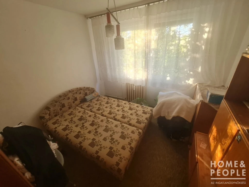 Eladó lakás, csendes, nyugodt helyen.