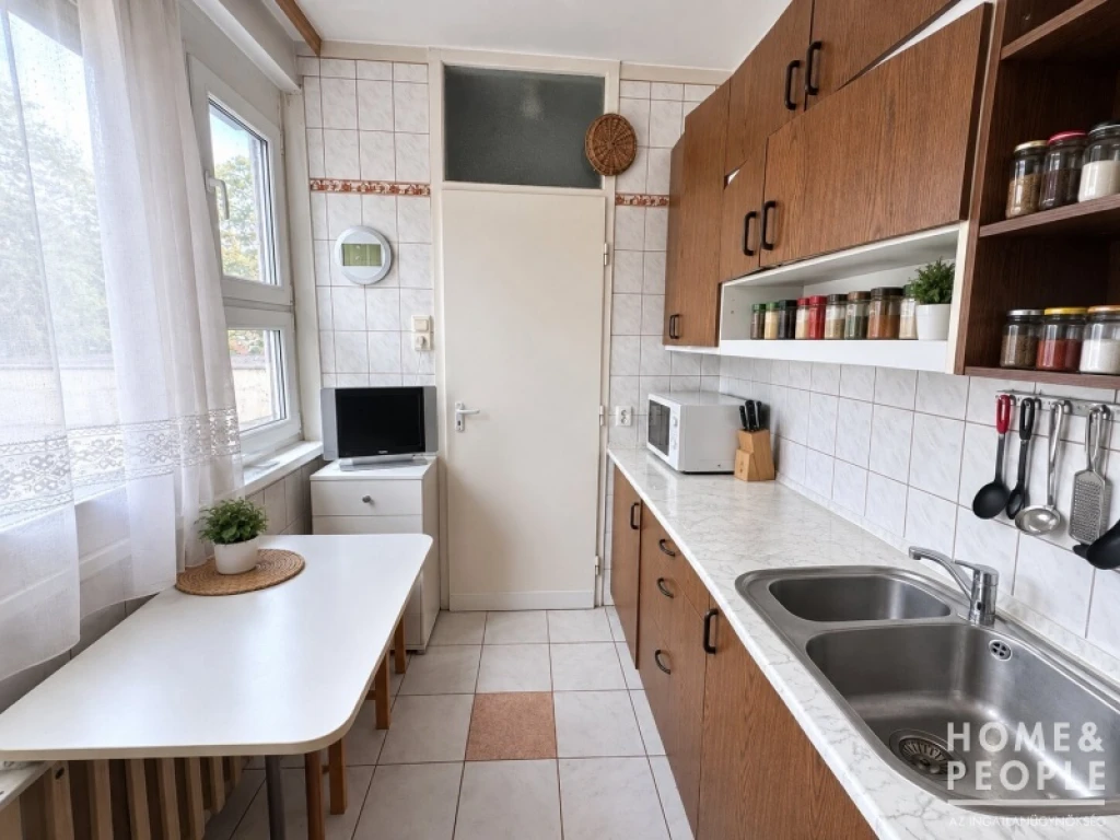 Első emeleti, erkélyes panel lakás eladó Hódmezővásárhelyen!