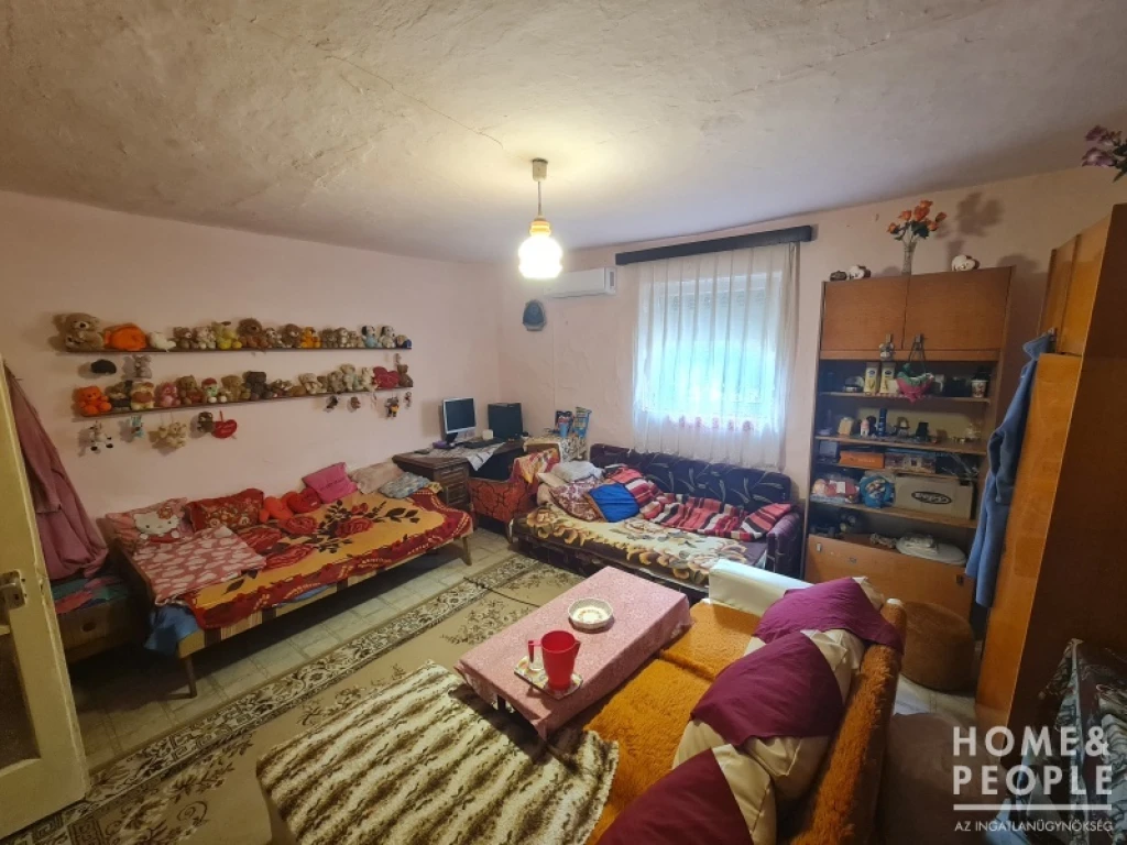 Eladó kis ház, jó áron.