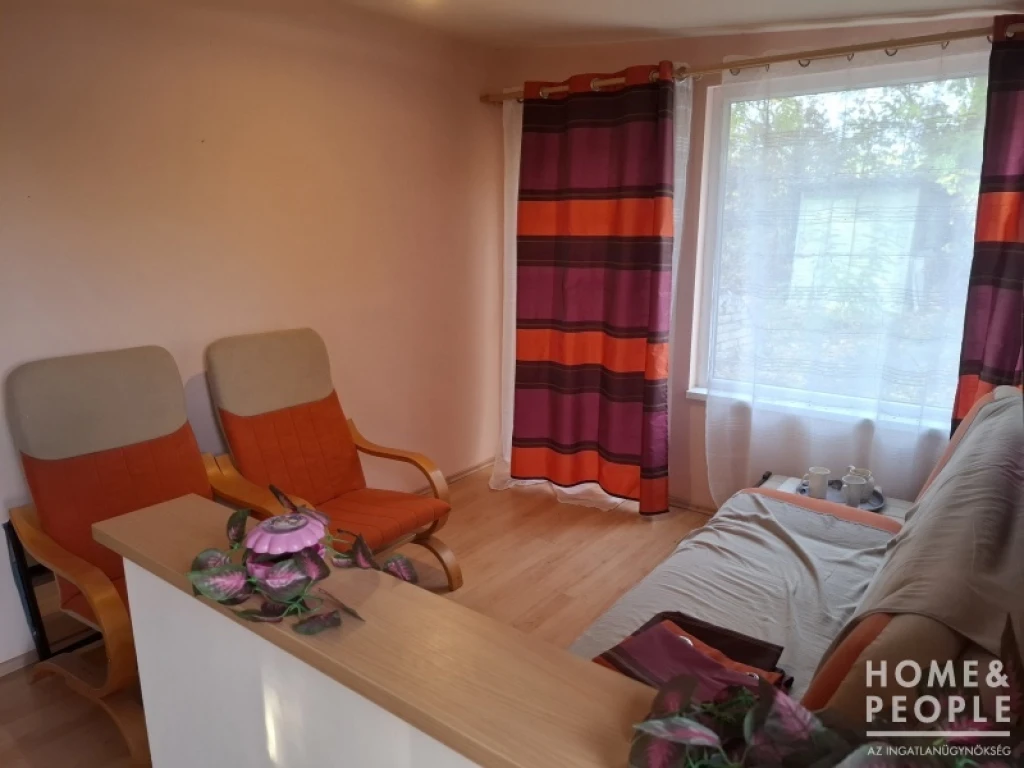 Öreghegyen kis ház eladó!