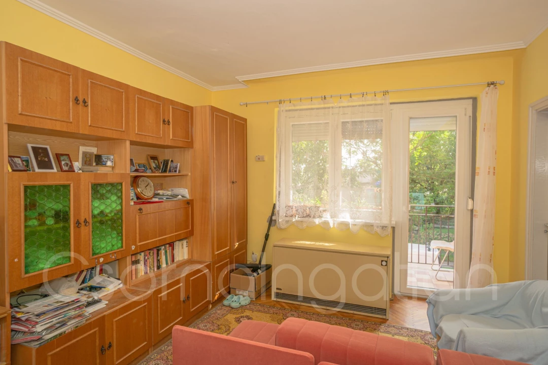 Eladó téglalakás, Csorna