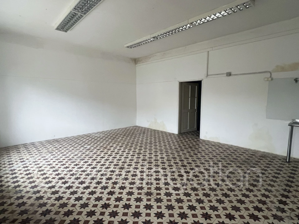 Kiadó üzlet, Kóny