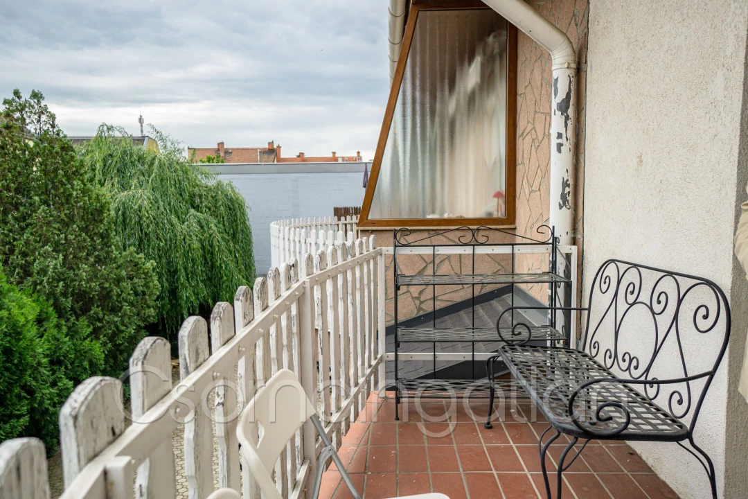 Eladó téglalakás, Csorna