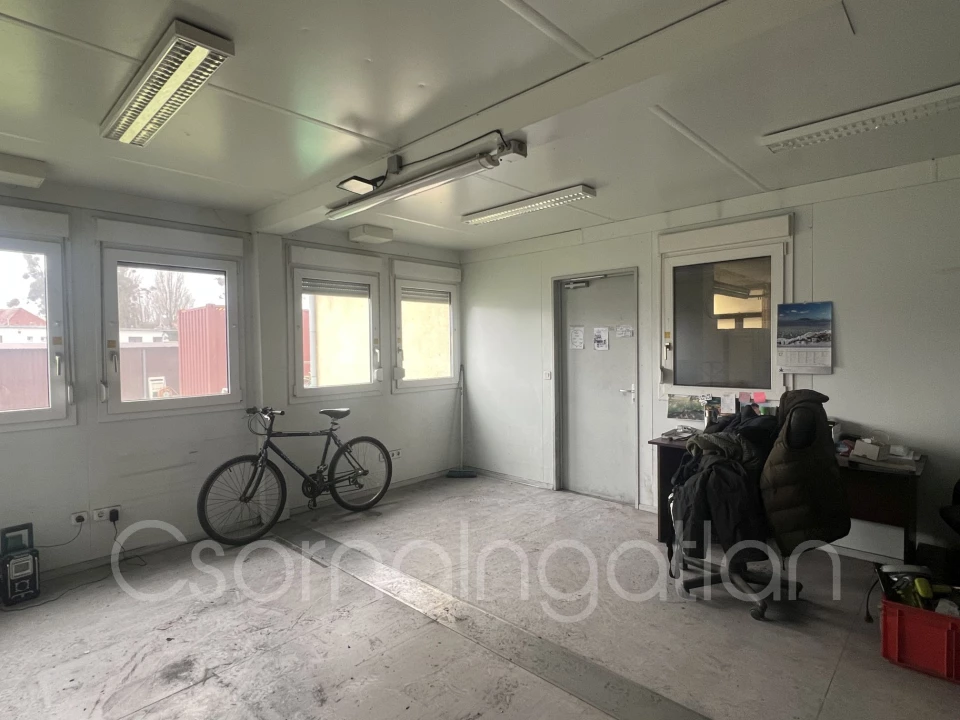 Kiadó raktár, Csorna