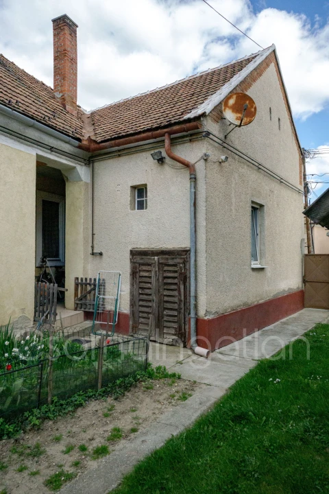 Eladó téglalakás, Kapuvár