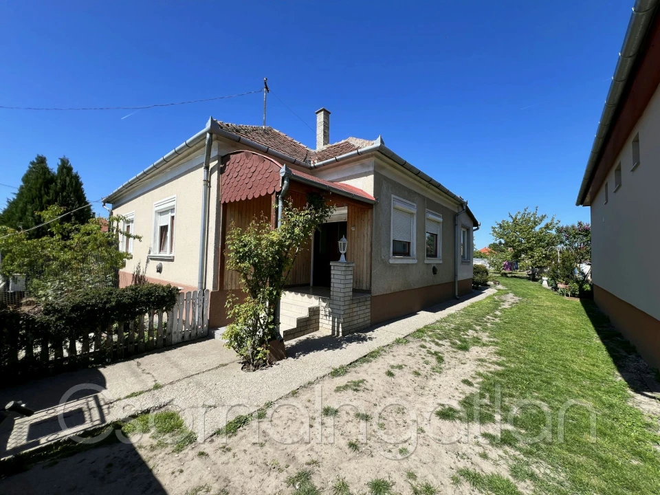 Eladó családi ház, Bősárkány