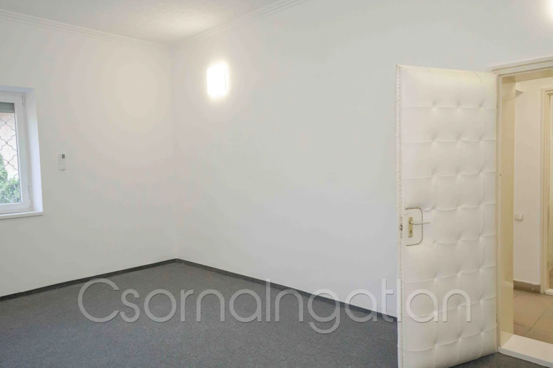 Eladó téglalakás, Csorna