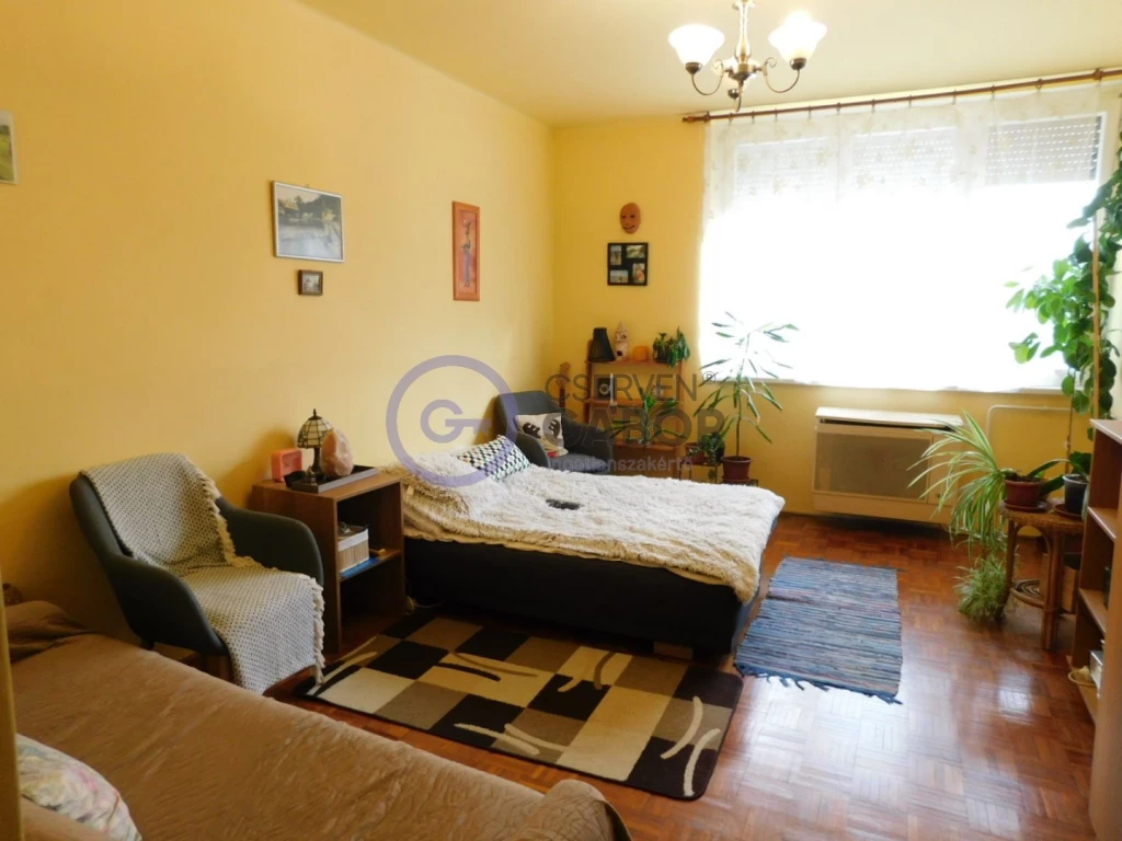 Ispotály utcán, 56 m2-es, 2+1 szobás, 1. emeleti lakás eladó.