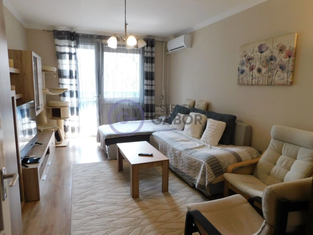 Borbíró téren, 76 m2-es, 3 szoba-étkezős, 4. emeleti lakás eladó