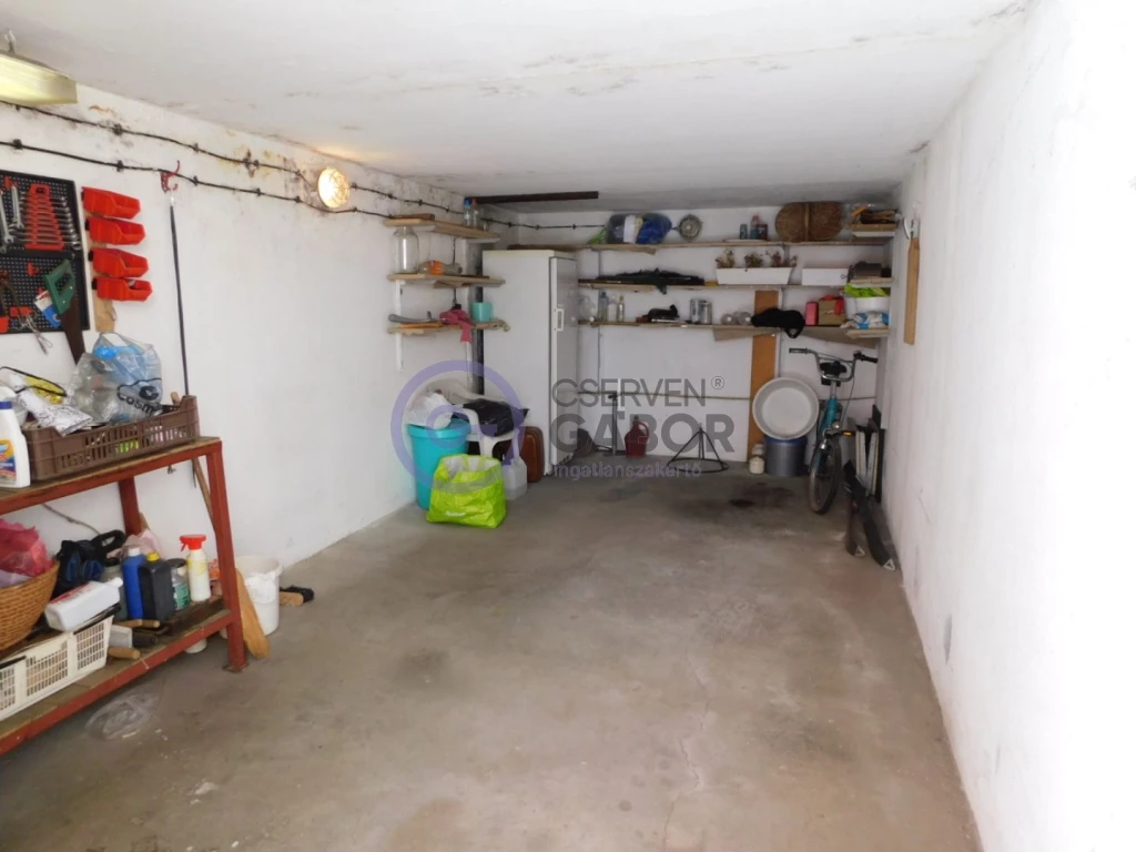 Újkertben, garázssoron, 18 m2-es garázs eladó