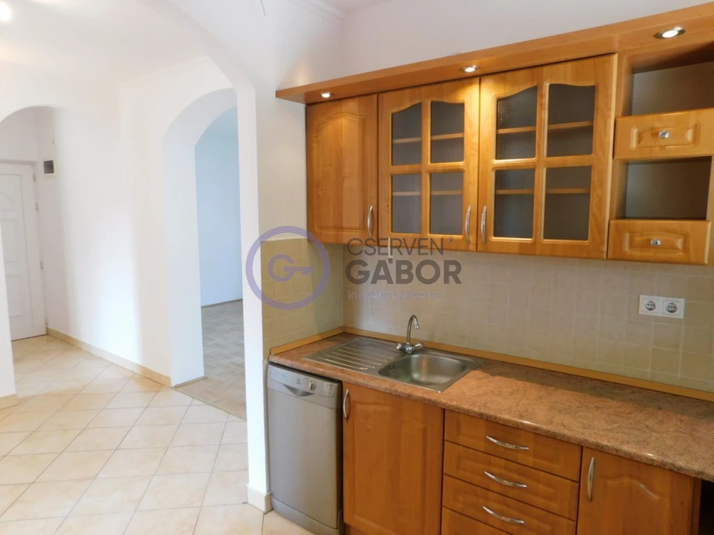 Kórház utcán, 52 m2-es, magasföldszinti lakás, 2006-os társasházban eladó.