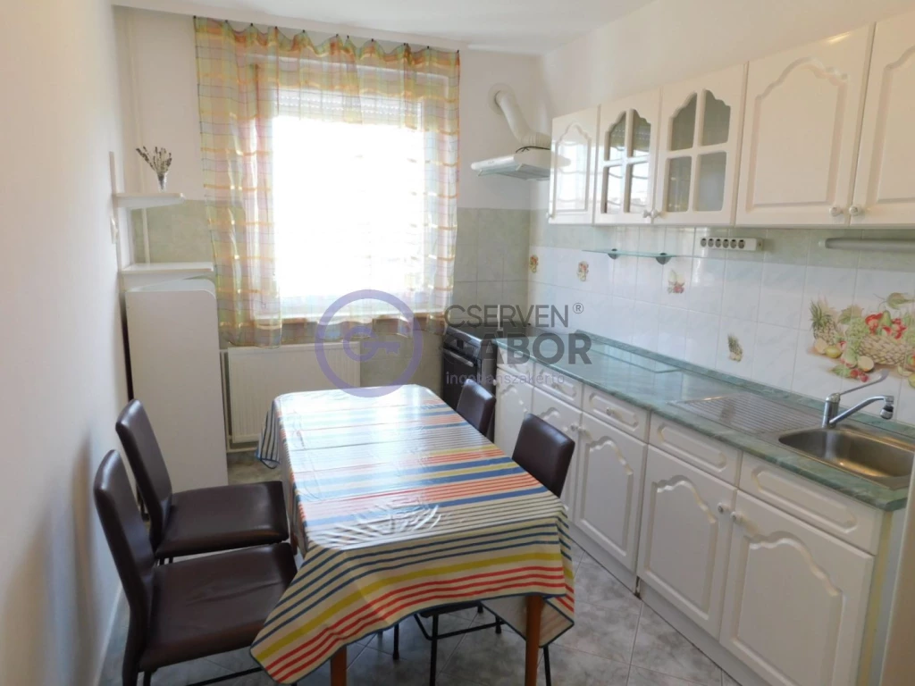 Kishegyesi úton, 61 m2-es, 2. emeleti, étkezőkonyhás lakás eladó