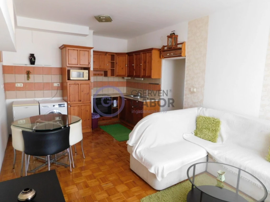 Egyetem sugárúton, 43 m2-es, átalakított, költözhető lakás eladó.