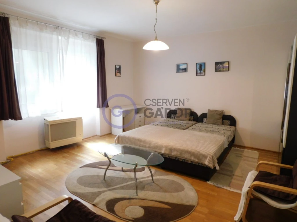 Dobozi utcán, földszinti, 39 m2-es lakás, mobilgarázzsal eladó.
