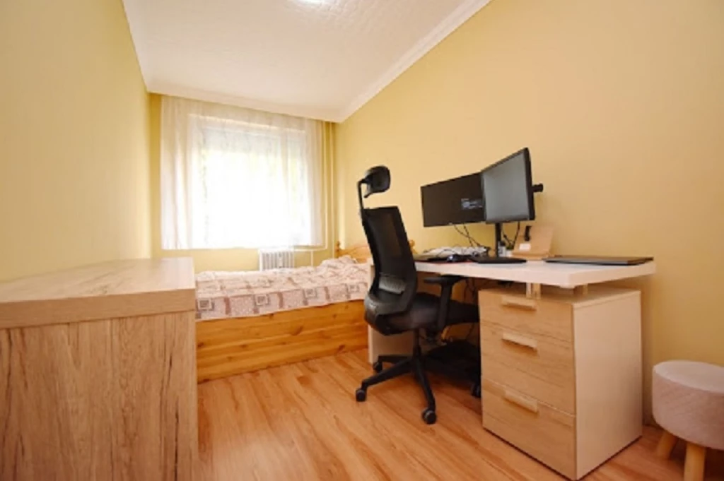 Debrecenben, a Sinai Miklós utcán, teljes körűen felújított, panel programos, bútorozott, gépesített,1 emeleti, 1 szoba, egyetemistának (FIÚ részére) KIADÓ!