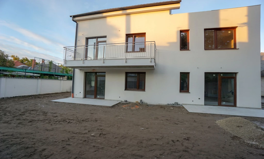 Hajdúszoboszlón, 2026. március végi átadással, 9 lakásos társasház, 2. emeleti, 51 m2-es, nappali+ 1 szobás, új építésű, teraszos lakás, magas műszaki tartalommal, garázzsal eladó!