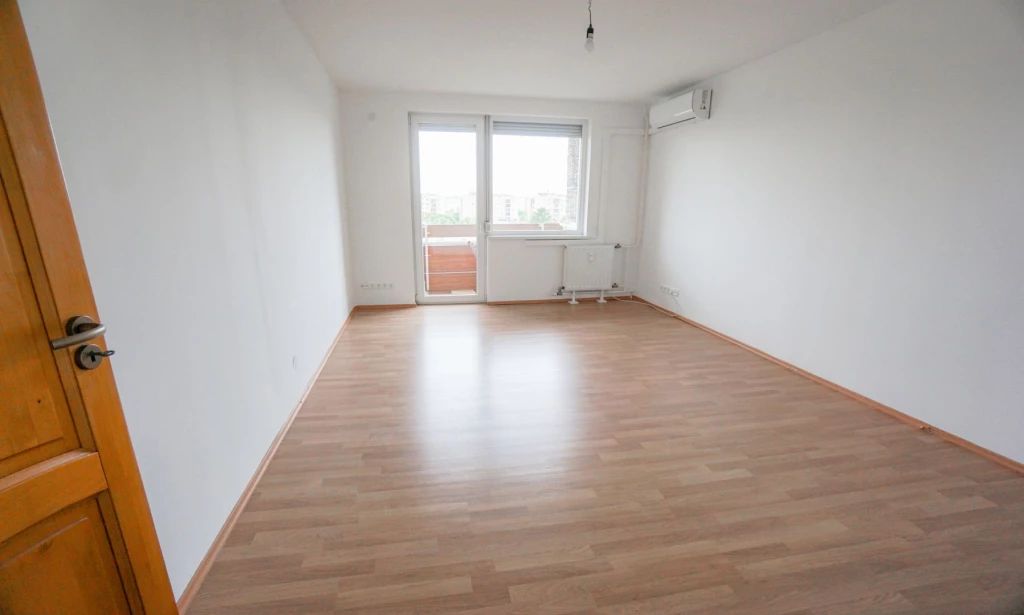 Debrecen-Belvárosban, a Bethlen utcán, 8. emeleti, 66 m2-es, 3 szobás lakás eladó!