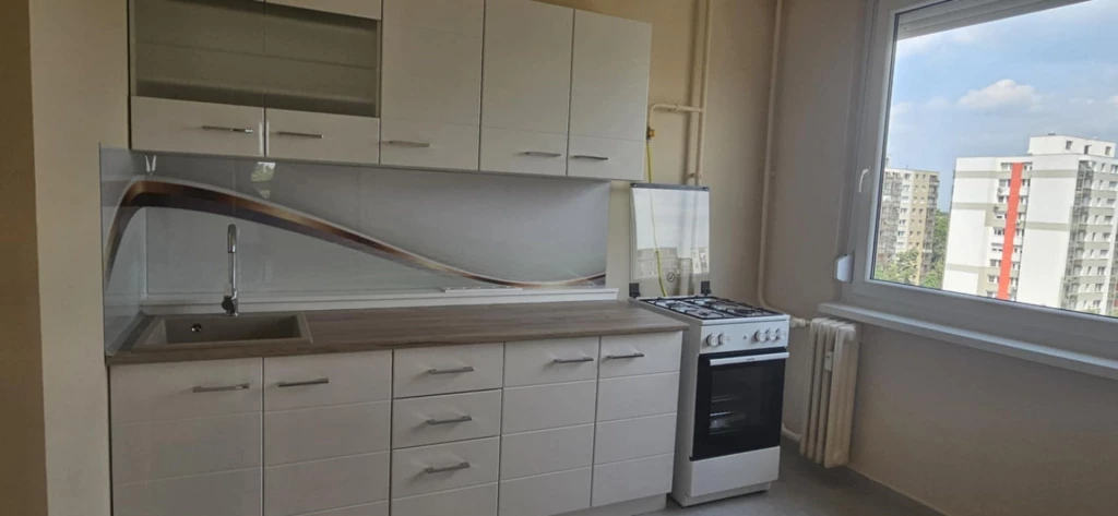 Vénkert, teljeskörűen felújított, 64 m2 es, 3 szobás lakás eladó