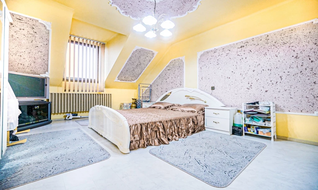 Pércsikertben, 160 m2-es, N+ 4 szobás, dupla komfortos, klimatizált, önálló családi ház eladó, dupla garázzsal, 650 m2-es telken!