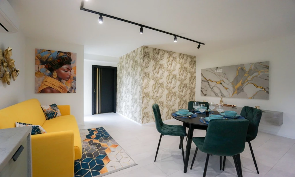 Debrecenben, az Egyetem sugárúton, teljes kőrűen felújított, duplakomfortos, 3. emeleti, 72 m2-es, nappali+ 3 szobás, tégla építésű lakás, berendezéssel eladó!