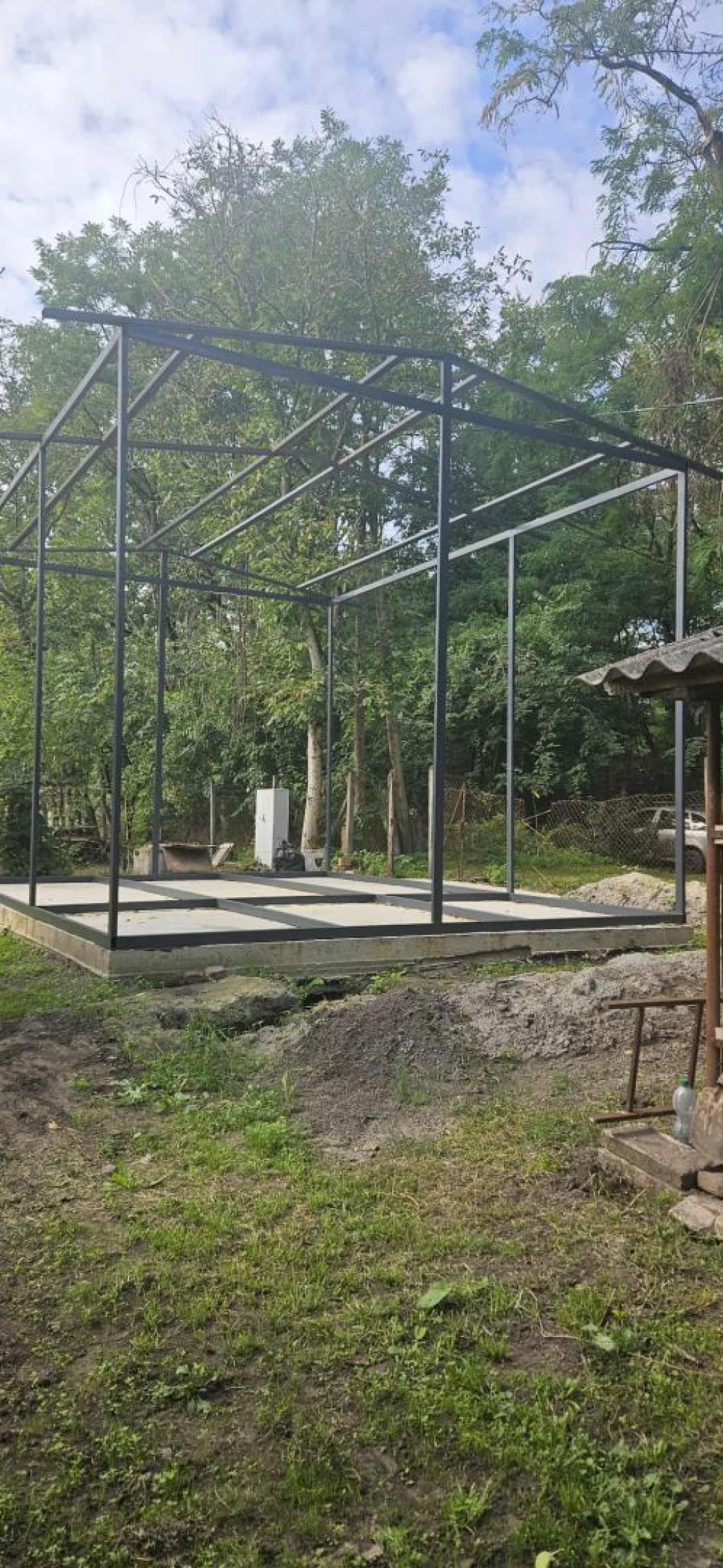 Debrecen- Nagycsere, 1106 m2 es telek, beton alappal, vasszerkezettel eladó