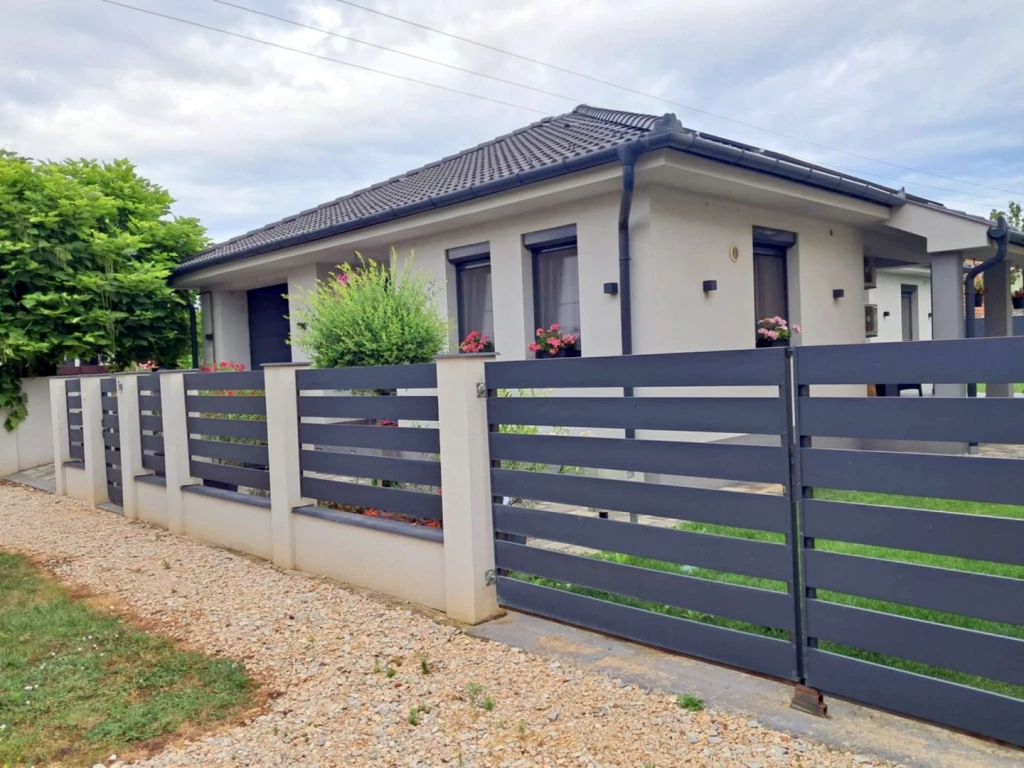 Debrecentől 8 km-re, Ebesen, 2021-es építésű, 120 m2-es, 4 szobás, önálló családi ház, 476 m2-es telken eladó!