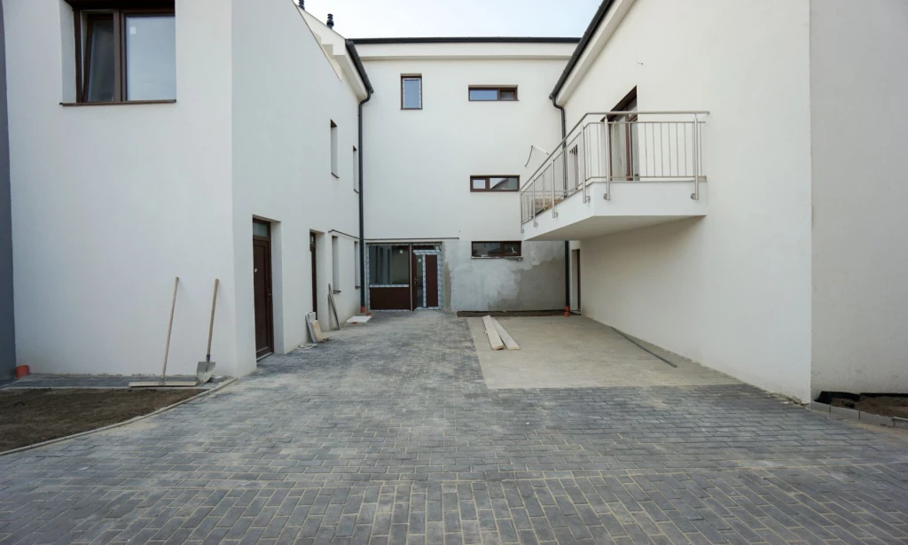 Hajdúszoboszlón, 2026. március végi átadással, új építésű, 9 lakásos társasház, 2. emeleti, 60 m2-es, nappali+ 2 szobás, HŐSZIVATTYÚS, PENTHOUSE lakás, magas műszaki tartalommal, garázzsal eladó!