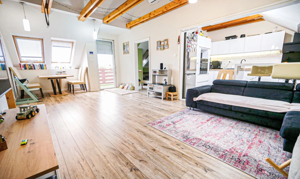 Hajdúsámson központjában, 2008-as, 1. emeleti, 80 m2-es, N+3 szobás, padlófűtéses, dupla klímás lakás eladó!