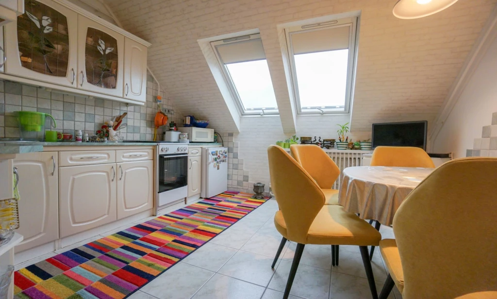 Debrecenben, a Sumen utcán, 3. emeleti, 60 m2-es, étkező-konyhás+ 2 szobás lakás eladó!