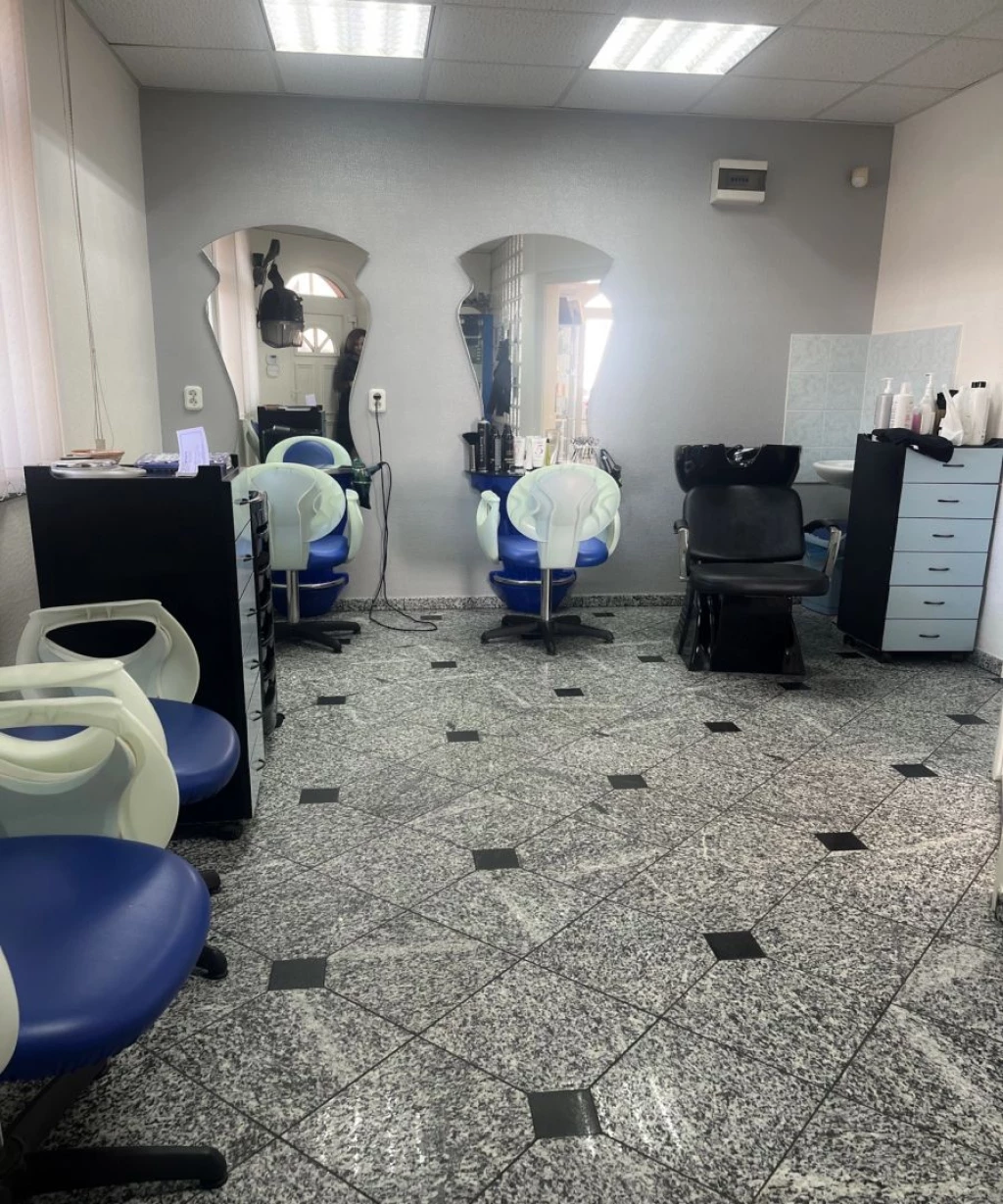 Debrecen- Nagyerdőalján jelenleg is működő fodrász szalonban fél műszak kiadó!