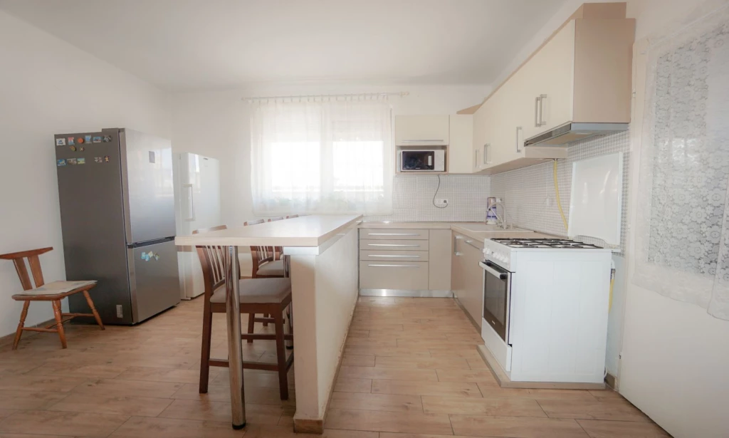 Hajdúhadházon, a Bánomkert utcán, 1990-ben épült, hőszigetelt, kétszintes, duplakomfortos, 170 m2-es, amerikai konyhás nappali+ 3 szobás, önálló családi ház bútorzattal, garázzsal, 1200 m2-es telken eladó!