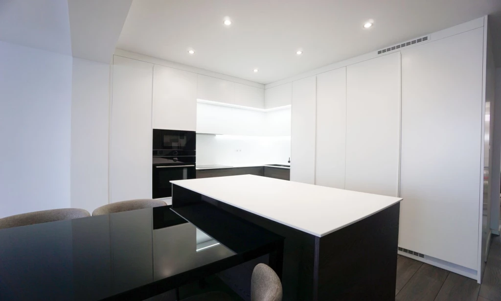 Tégláson, csendes utcában, 2024-ben épült, 122 m2-es, amerikai konyha nappali+ 4 szobás sorház eladó, 400 m2-es telken!