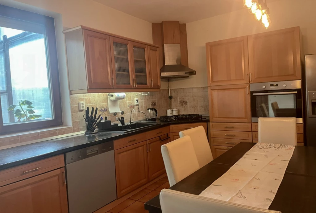 Bocskaikertben, kiváló helyen, hőszigetelt, duplakomfortos, 2005-ben épült, 202 m2-es, nappali+ 5 szobás, önálló családi ház eladó, 2200 m2-es telken!