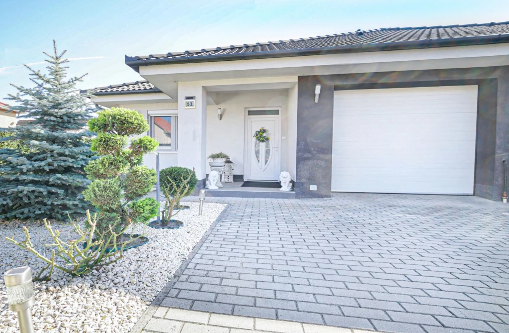 Kerekestelepen, 2018-as, hőszigetelt, földszintes, 146 m2-es, N+3 szobás, dupla komfortos, padlófűtéses, klimatizált ház, partkosított telken eladó!