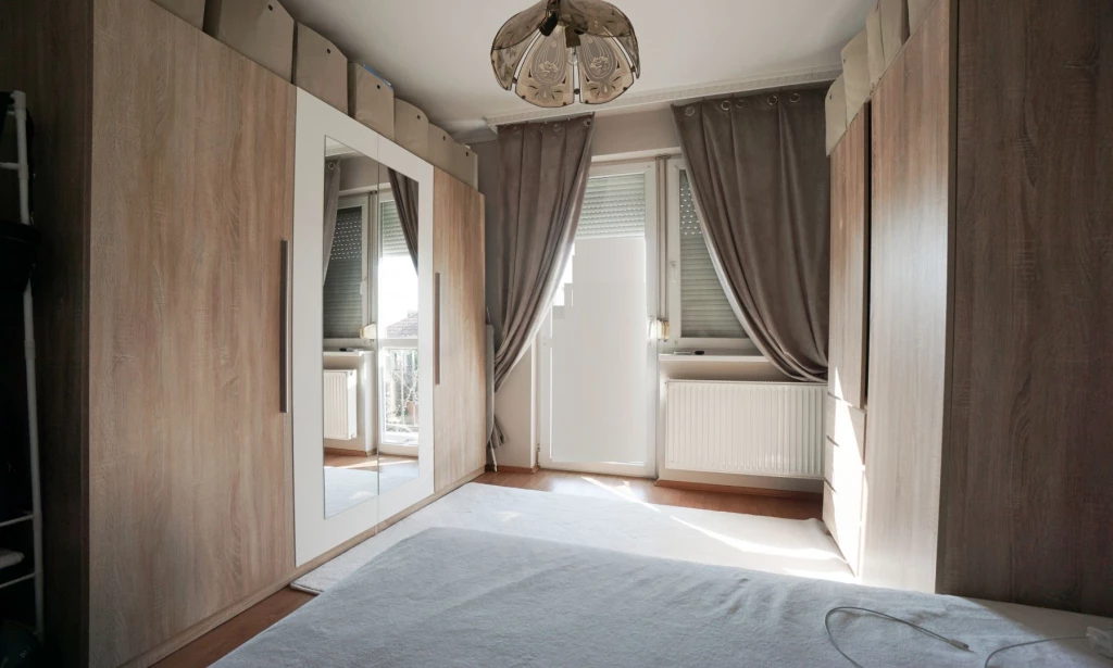 Téglás központjában, zártudvaros, 8 lakásos társasházban, 1 emeleti, 70 m2-es, nappali+ 3 szobás, tégla építésű lakás eladó!