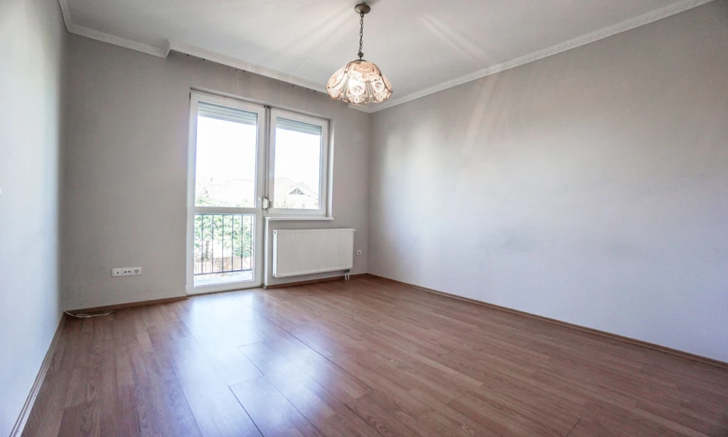 Téglás központjában, zártudvaros, 8 lakásos társasházban, 1 emeleti, 70 m2-es, nappali+ 3 szobás, tégla építésű lakás eladó!