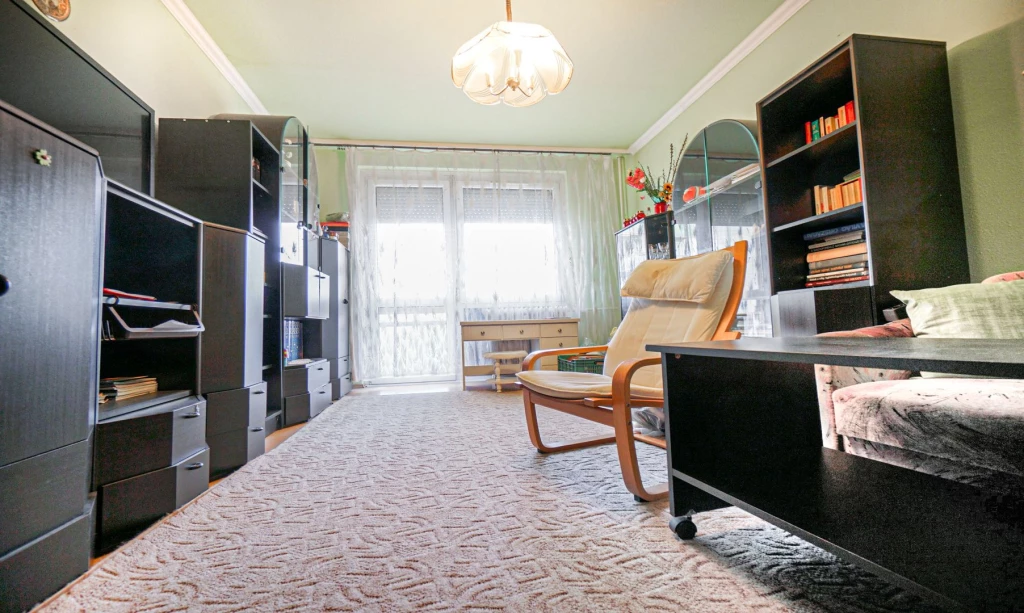 Tócóskertben, 3. emeleti, 68 m2-es, 3 különnyíló szobás, mért fűtéses, 2 erkélyes lakás eladó!