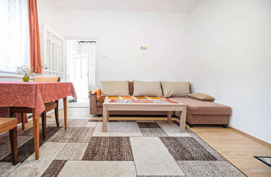 Homokkertben, 55 m2-es, 2 szobás, cirkó fűtéses, felújított családi ház eladó, garázzsal!