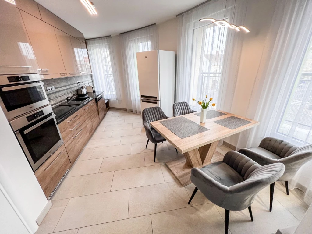 Debrecen-Belvárosban, a Széchenyi Residenceben, teljesen bútorozott, gépesített, 2. emeleti, 90 m2-es, nappali+ 2 szobás lakás KIADÓ!