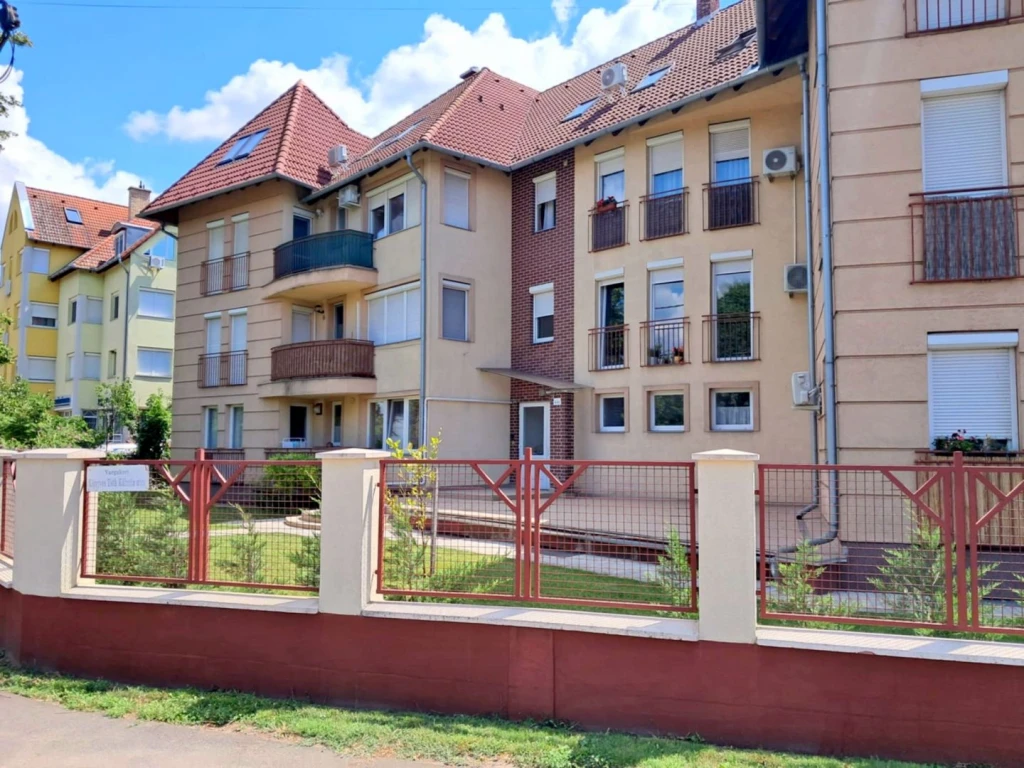 Debrecen-Vargakertben, a Szoboszlói úton,1. emeleti, 30 m2-es, 1 szobás, hálófülkés lakás eladó!