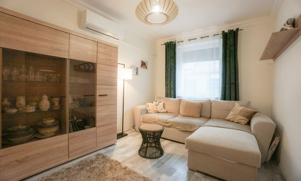 Debrecen- Csapókertben, földszintes, bútorozottan, 50 m2-es, étkező-konyhás+ 2 szobás, teljes körűen felújított ikerház eladó, dupla autóbeállóval, 150 m2-es telken!